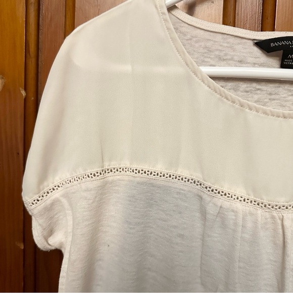 Size Medium Banana Republic Cream Flowy Top - Picture 3 of 4